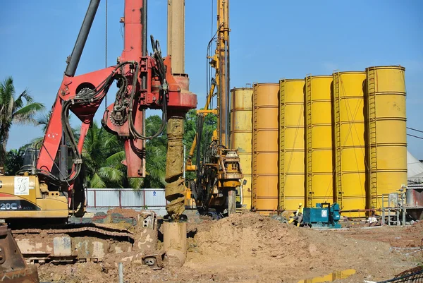 Yığın teçhizat inşaat alanında delik