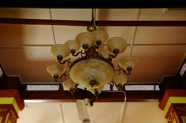 Antigua lámpara de araña en Masjid Kariah Dato Undang Kamat, Johol, Negeri Sembilan — Foto de Stock