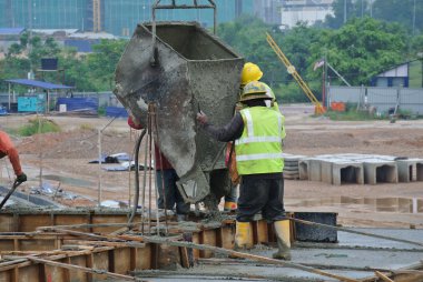 Grup inşaat işçileri kat kiriş döküm