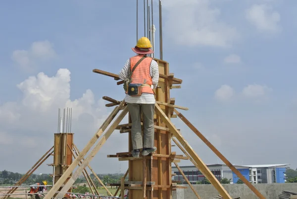 Construction workers fabricating column timber formwork — Stock Photo, Image