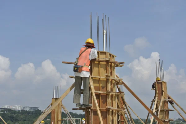 Trabalhadores da construção civil que fabricam cofragens de madeira — Fotografia de Stock