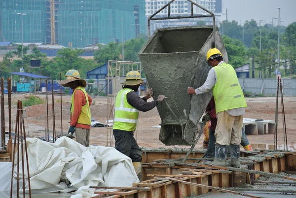 Groupe de travailleurs de la construction coulée poutre de plancher — Photo