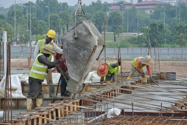 Groupe de travailleurs de la construction coulée poutre de plancher — Photo