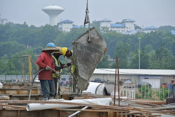 Grup inşaat işçileri kat kiriş döküm — Stok fotoğraf