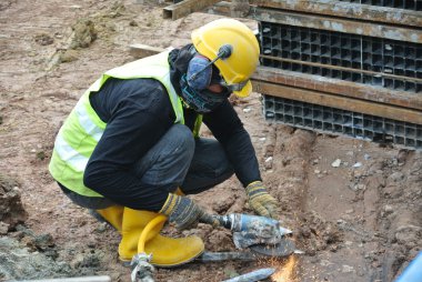 Çelik inşaat sahasında netleştirmek için inşaat değirmeni kullanarak inşaat işçisi