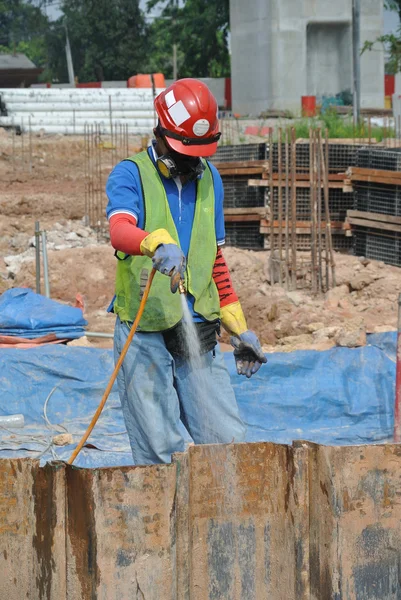 Travailleurs de la construction pulvérisation du traitement chimique anti-termite sur le bouchon de pile — Photo