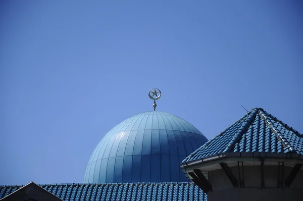 Dome of Sultan Haji Ahmad Shah Mosque a.k.a UIA Mosque in Gombak, Malaysia — Stock Photo, Image