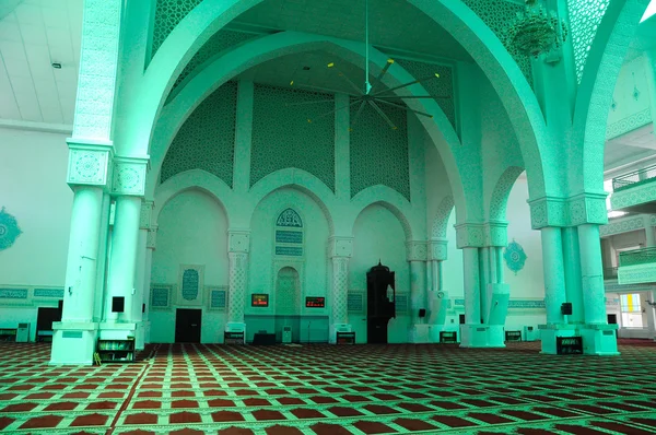 Interior da Mesquita Sultan Haji Ahmad Shah t.c.p. UIA Mesquita em Gombak, Malásia — Fotografia de Stock