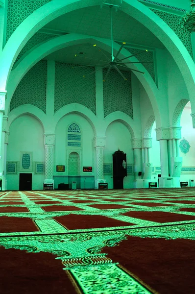 Interior de la mezquita Sultan Haji Ahmad Shah, también conocida como mezquita UIA en Gombak, Malasia — Foto de Stock