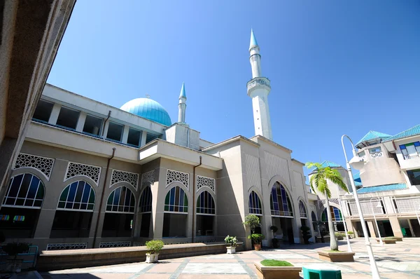Мечеть Султана Хаджи Ахмад Шах также известна как мечеть МАИ в Гомбаке, Малайзия — стоковое фото