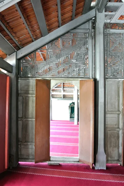 Dörren till The Langgar moskén ligger vid Kota Bharu, Kelantan, Malaysia. Den ursprungliga trä moskén bygger på 1871 av Sultan Muhammed Ii och utvidgat den 1995. — Stockfoto