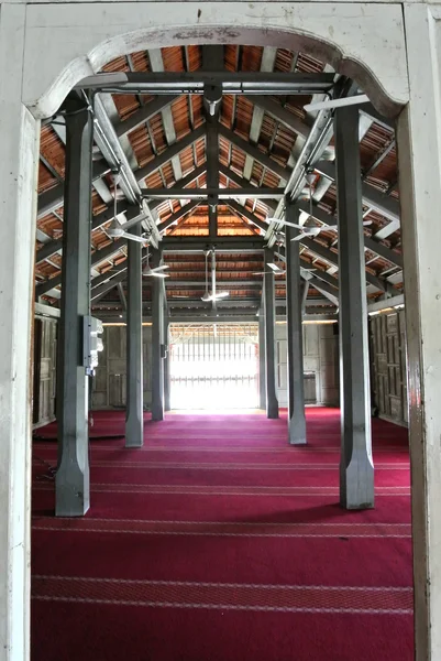 Innenraum der langgar moschee in kota bharu, kelantan, malaysien. die ursprüngliche hölzerne Moschee wurde 1871 von Sultan Muhammad II erbaut und 1995 vergrößert. — Stockfoto