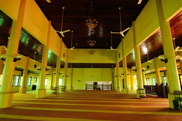 Intérieur de la mosquée Langgar à Kota Bharu, Kelantan, Malaisie — Photo