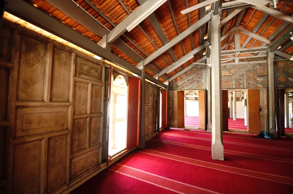 Interior de la mezquita Langgar en Kota Bharu, Kelantan, Malasia — Foto de Stock