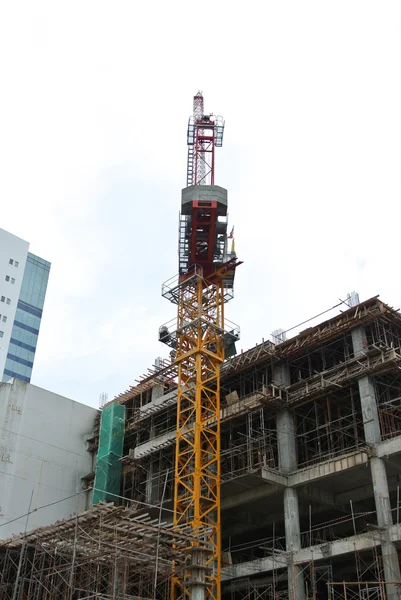 Guindaste de torre alimentado por eletricidade no canteiro de obras na Malásia — Fotografia de Stock