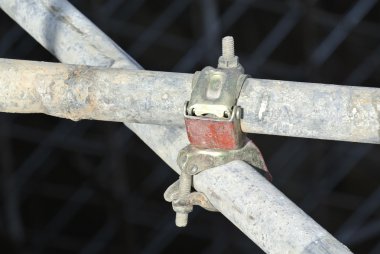 İki borunun birbirine bağlanması için kullanılan İskele Konektörü