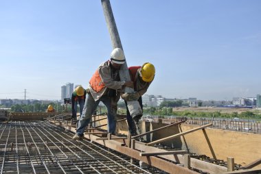Beton Pompası beton hortum kullanarak inşaat işçileri