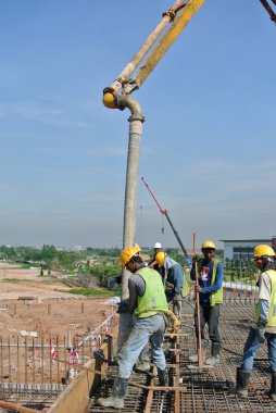 Beton Pompası beton hortum kullanarak inşaat işçileri