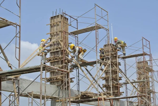 İnşaat İşçileri sütun kalıp imalatı