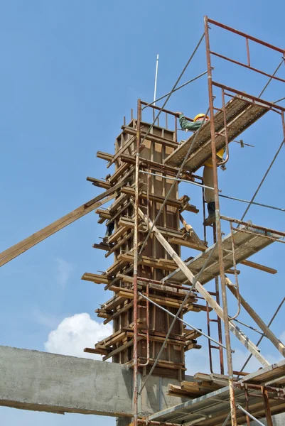 Trabajadores de la construcción fabricando encofrados de columna —  Fotos de Stock