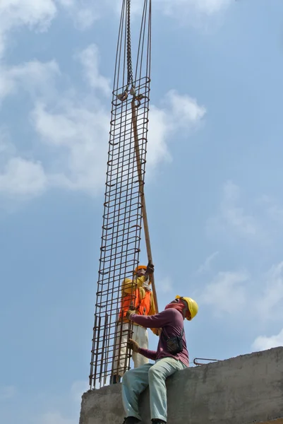 Construction workers fabricating column formwork — Stock Photo, Image