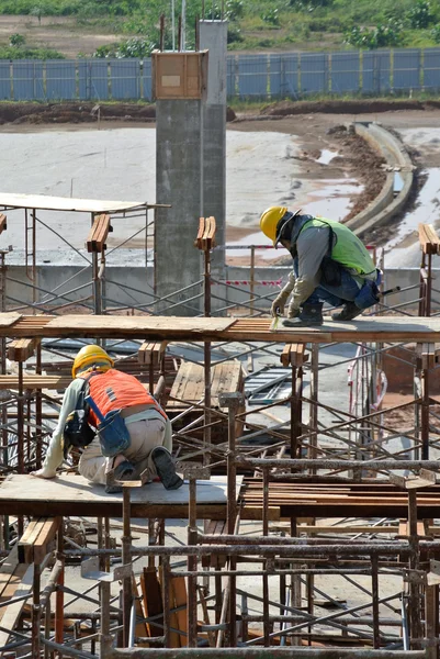 Lavoratori edili che installano casseforme in legno — Foto Stock