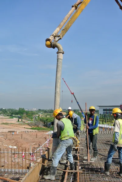 Construction Workers Using Concrete Hose from Concrete Pump — Stock Photo, Image