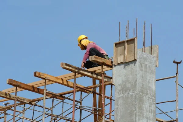 Trabajadores de la construcción instalando encofrados de madera — Foto de Stock