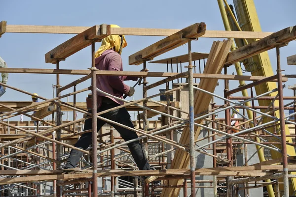 Lavoratori edili che installano casseforme in legno — Foto Stock