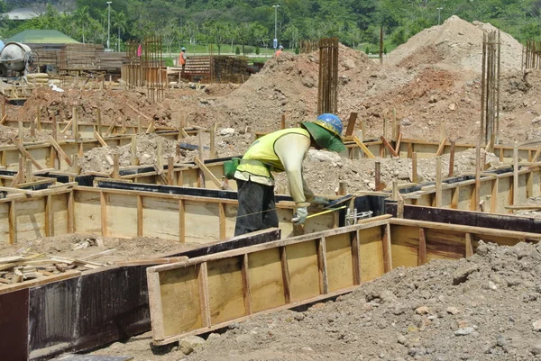 Εργάτες οικοδομών την εγκατάσταση εγκιβωτισμό ξυλείας — Φωτογραφία Αρχείου