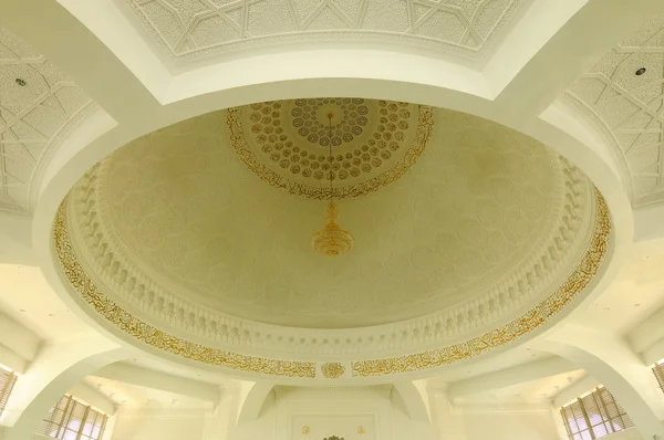 Intérieur dôme principal de la mosquée de l'aéroport Sultan Ismaïl - Aéroport de Senai — Photo