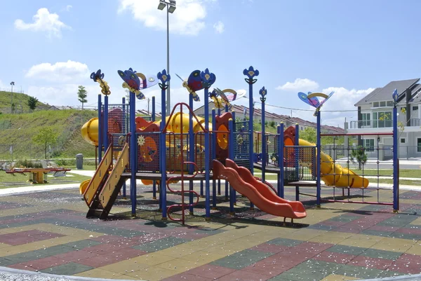 Aire de jeux extérieure pour enfants à Seremban — Photo