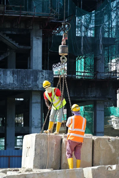 Blok inşaat sahasında yük Kaldırıcı inşaat inşaat işçileri test — Stok fotoğraf