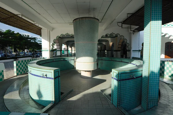 マレーシアのイポーでインドのイスラム教のモスクの清め — ストック写真