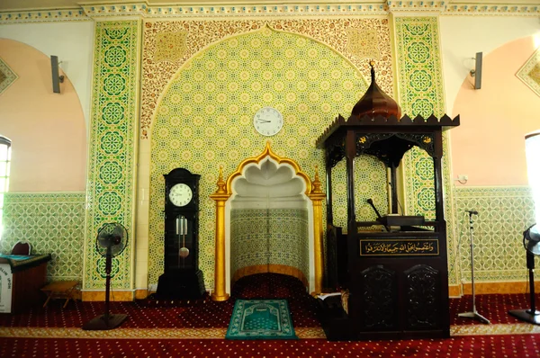Интерьер мусульманской мечети Индии в Ипохе, Малайзия — стоковое фото