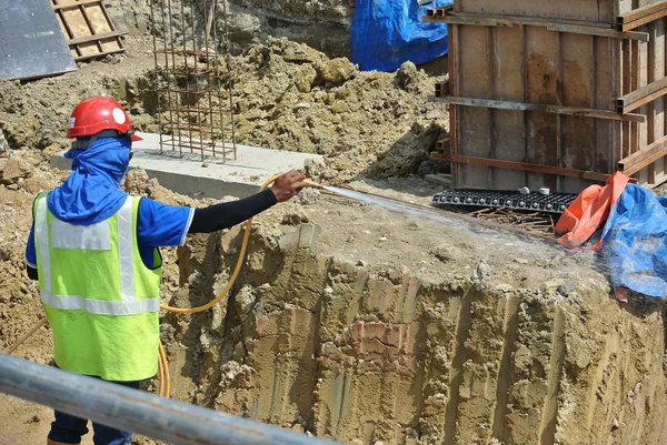 Werknemers in de bouw spuiten de anti termiet chemische behandeling — Stockfoto