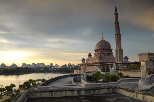 Pôr do sol na Mesquita Putra em Putrajaya, Malásia — Fotografia de Stock