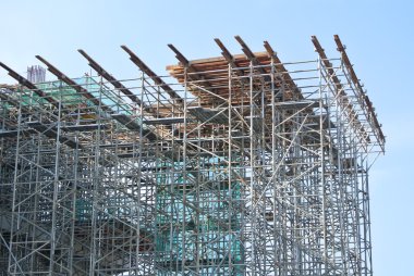 İnşaat İşçileri çalışmak için bir platform desteklemek için kullanılan iskele