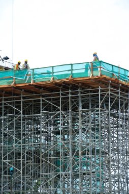 İnşaat İşçileri çalışmak için bir platform desteklemek için kullanılan iskele