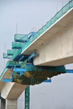 İnşaat inşaat sahasında altında ek yükü beton viyadük