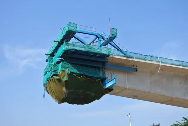 Viaduto de concreto aéreo em construção no canteiro de obras — Fotografia de Stock