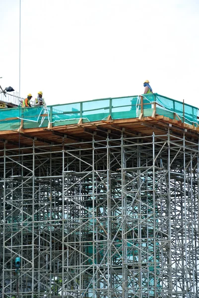 Scaffolding used to support a platform for construction workers to work — Stock Photo, Image