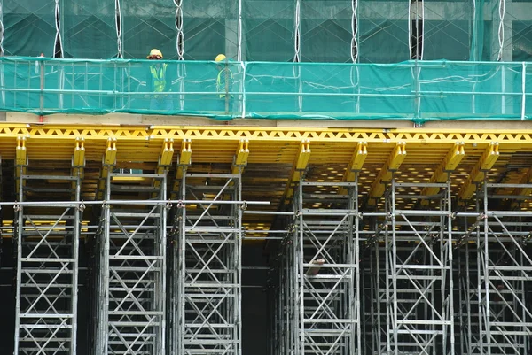 Gerüst zur Unterstützung einer Arbeitsbühne für Bauarbeiter — Stockfoto