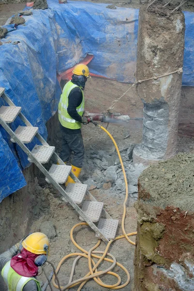 Pracowników budowlanych przy użyciu betonu haker na budowie — Zdjęcie stockowe