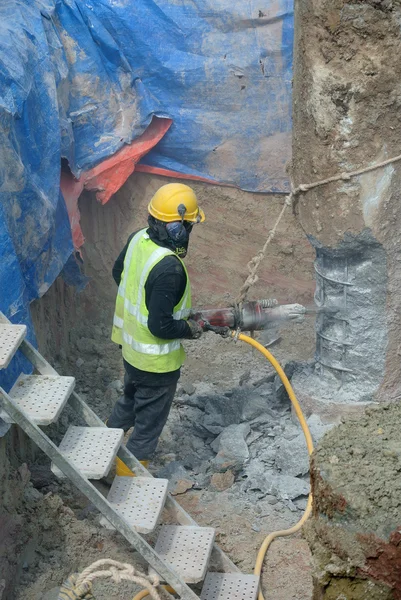 İnşaat alanında beton hacker kullanarak inşaat işçileri — Stok fotoğraf