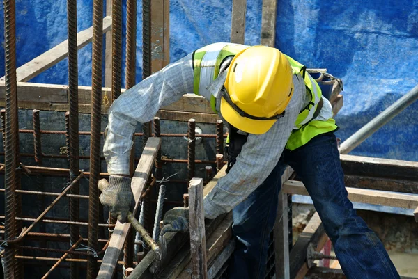 A construction workers fabricating pile cap formwork — Stock Photo, Image