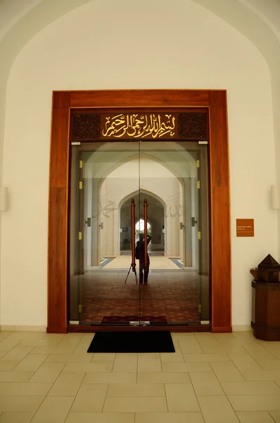 Puerta de entrada de la mezquita Tengku Ampuan Jemaah en Selangor, Malasia —  Fotos de Stock
