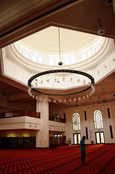 Interior de la mezquita Tengku Ampuan Jemaah en Selangor, Malasia — Foto de Stock