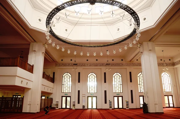 Interior de la mezquita Tengku Ampuan Jemaah en Selangor, Malasia — Foto de Stock
