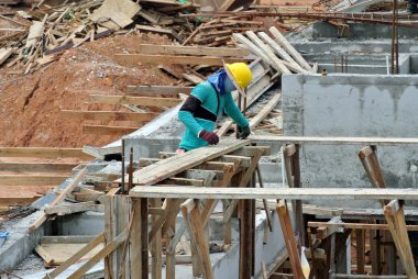 Bir inşaat işçisi ışın kalıp imalatı